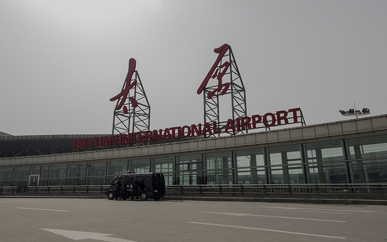 太原機(jī)場機(jī)庫大門、旗桿