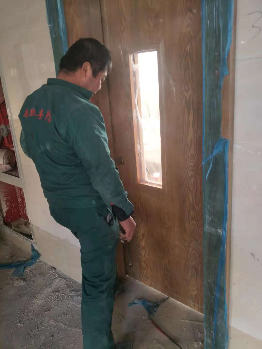 2018年11月19日39中進戶門安裝現(xiàn)場