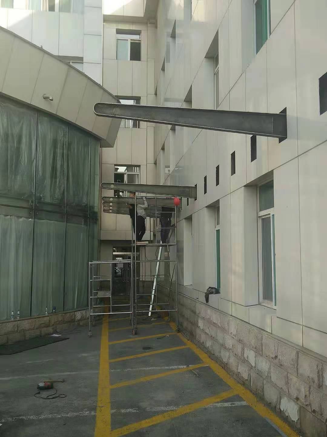 2020山大二院玻璃雨棚施工現(xiàn)場