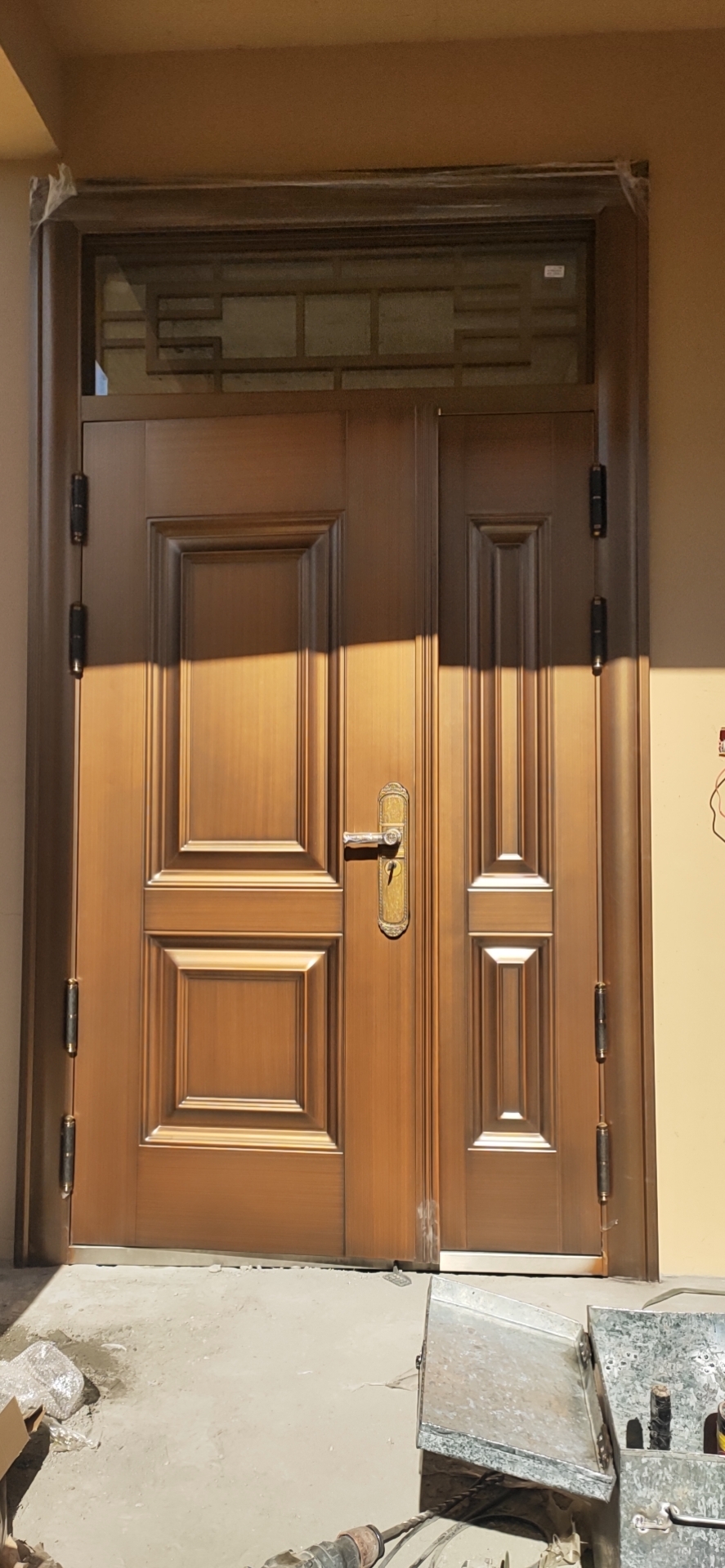 2020陽(yáng)曲縣仿銅門(mén)安裝現(xiàn)場(chǎng)。